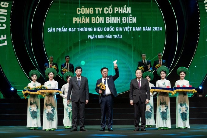 Ông Ngô Văn Đông, Tổng Giám đốc Công ty Cổ phần Phân bón Bình Điền đón nhận biểu trưng Thương hiệu Quốc gia cho sản phẩm phân bón Đầu Trâu. Ảnh: Ngọc Vân.