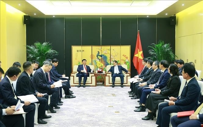 Thủ tướng Phạm Minh Chính tiếp ông Đới Hòa Căn, Chủ tịch Tập đoàn Xây dựng công trình đường sắt Trung Quốc (CRCC). Ảnh: Dương Giang/TTXVN
