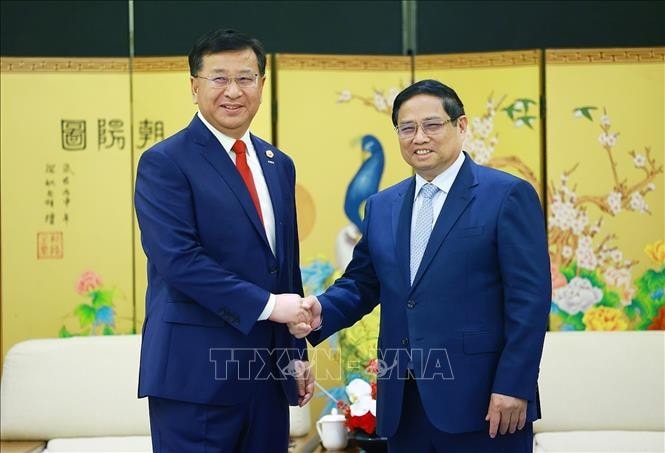 Thủ tướng Phạm Minh Chính tiếp ông Đới Hòa Căn, Chủ tịch Tập đoàn Xây dựng công trình đường sắt Trung Quốc (CRCC). Ảnh: Dương Giang/TTXVN