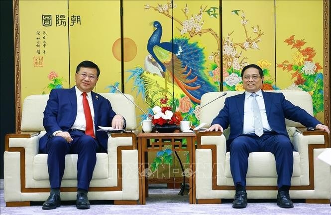 Thủ tướng Phạm Minh Chính tiếp ông Đới Hòa Căn, Chủ tịch Tập đoàn Xây dựng công trình đường sắt Trung Quốc (CRCC). Ảnh: Dương Giang/TTXVN