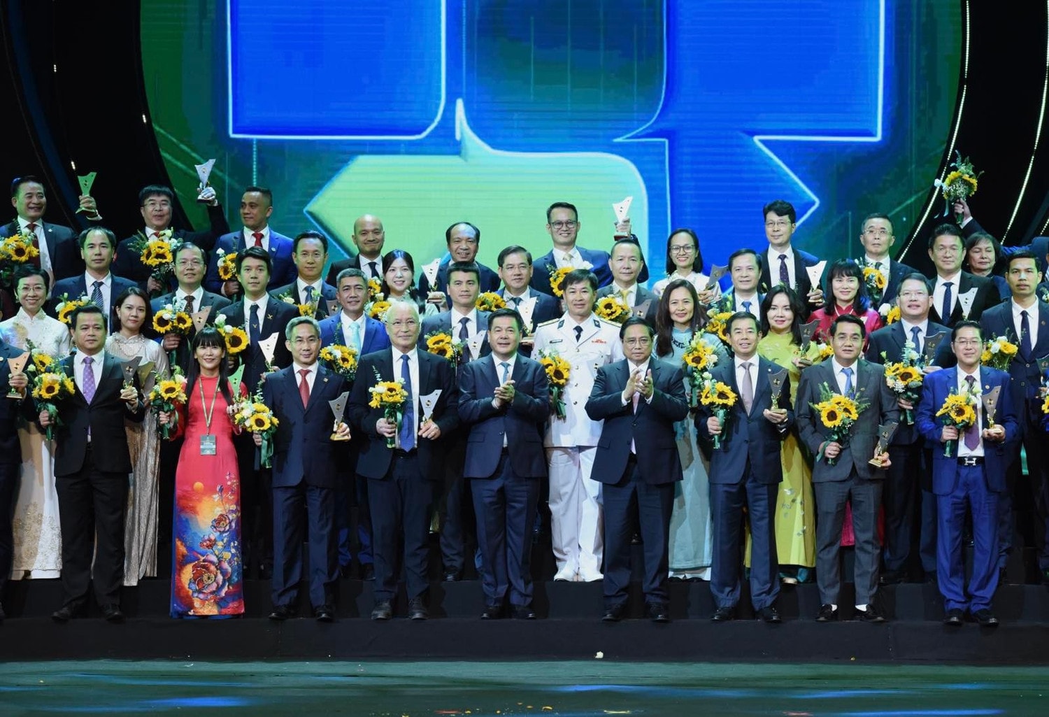 anh-2-voi-chu-de-vuon-minh-tien-vao-ky-nguyen-xanh-nhan-manh-viec-chuyen-doi-mo-hinh-phat-trien-theo-huong-than-thien-voi-moi-truong-dong-gop-tich-cuc-vao-cong-cuoc-bao-ve-hanh-tinh-xanh-va-phat-trien-ben-vung-anh.jpg
