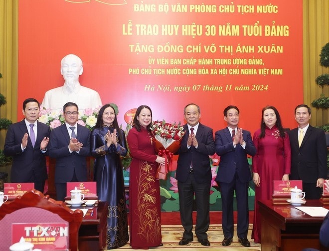 Đảng ủy Văn phòng Chủ tịch nước chúc mừng Phó Chủ tịch nước Võ Thị Ánh Xuân.Ảnh: Lâm Khánh/TTXVN