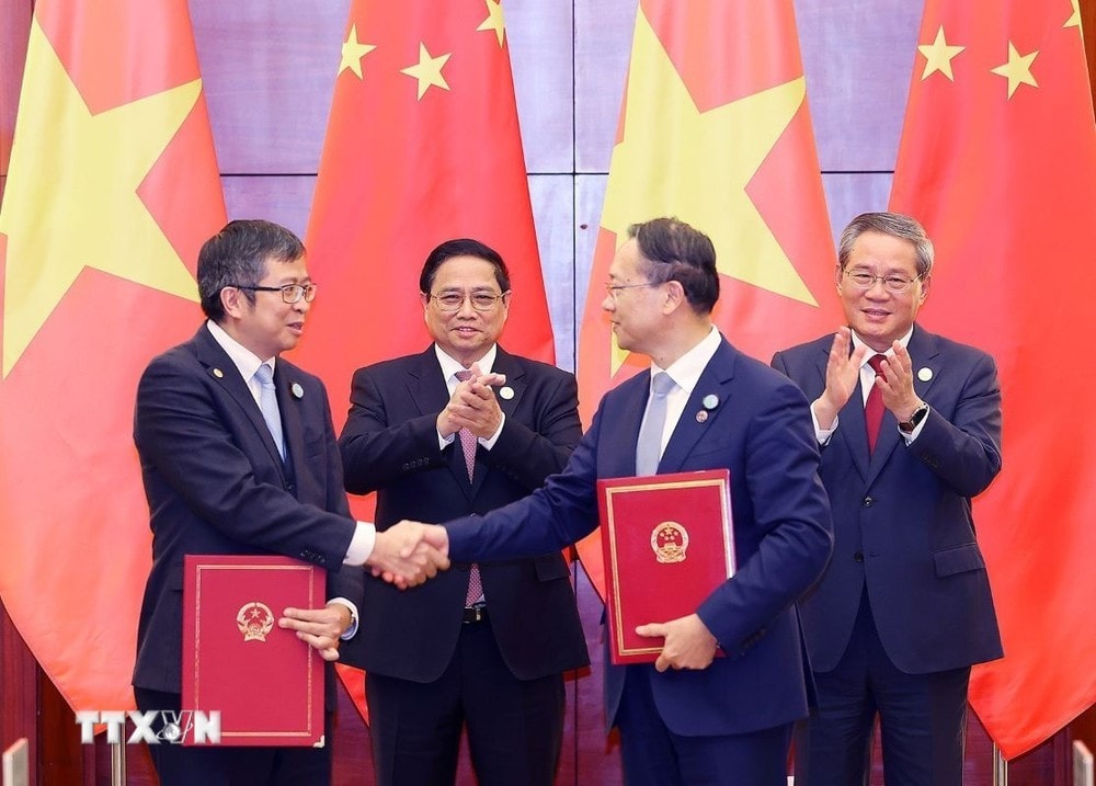 Thủ tướng Phạm Minh Chính và Thủ tướng Trung Quốc Lý Cường chứng kiến lễ trao công hàm tuyên bố thành lập Tổng Lãnh sự quán Việt Nam tại Trùng Khánh. Ảnh: Dương Giang/TTXVN