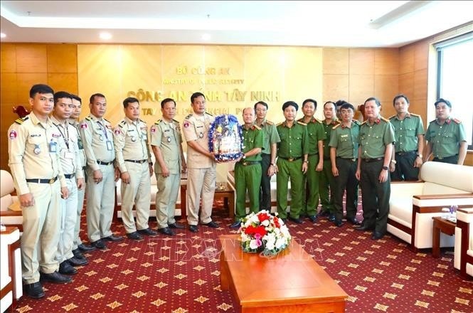 The delegation from Cambodia’s Tboung KhMum province and officers of the Department of Public Security of the southern border province of Tay Ninh at the former's visit to the latter on November 6. (Photo: VNA) The delegation from Cambodia’s Tboung KhMum province and officers of the Department of Public Security of the southern border province of Tay Ninh at the former's visit to the latter on November 6. (Photo: VNA)