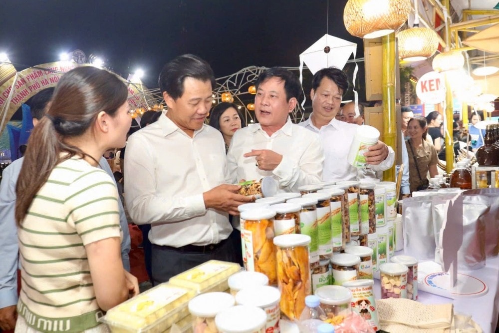 cac-dai-bieu-tham-quan-cac-gian-hang.jpg