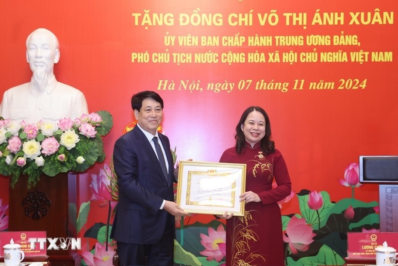 Chủ tịch nước Lương Cường trao Huy hiệu 30 năm tuổi Đảng cho Phó Chủ tịch nước Võ Thị Ánh Xuân. Ảnh: Lâm Khánh/TTXVN