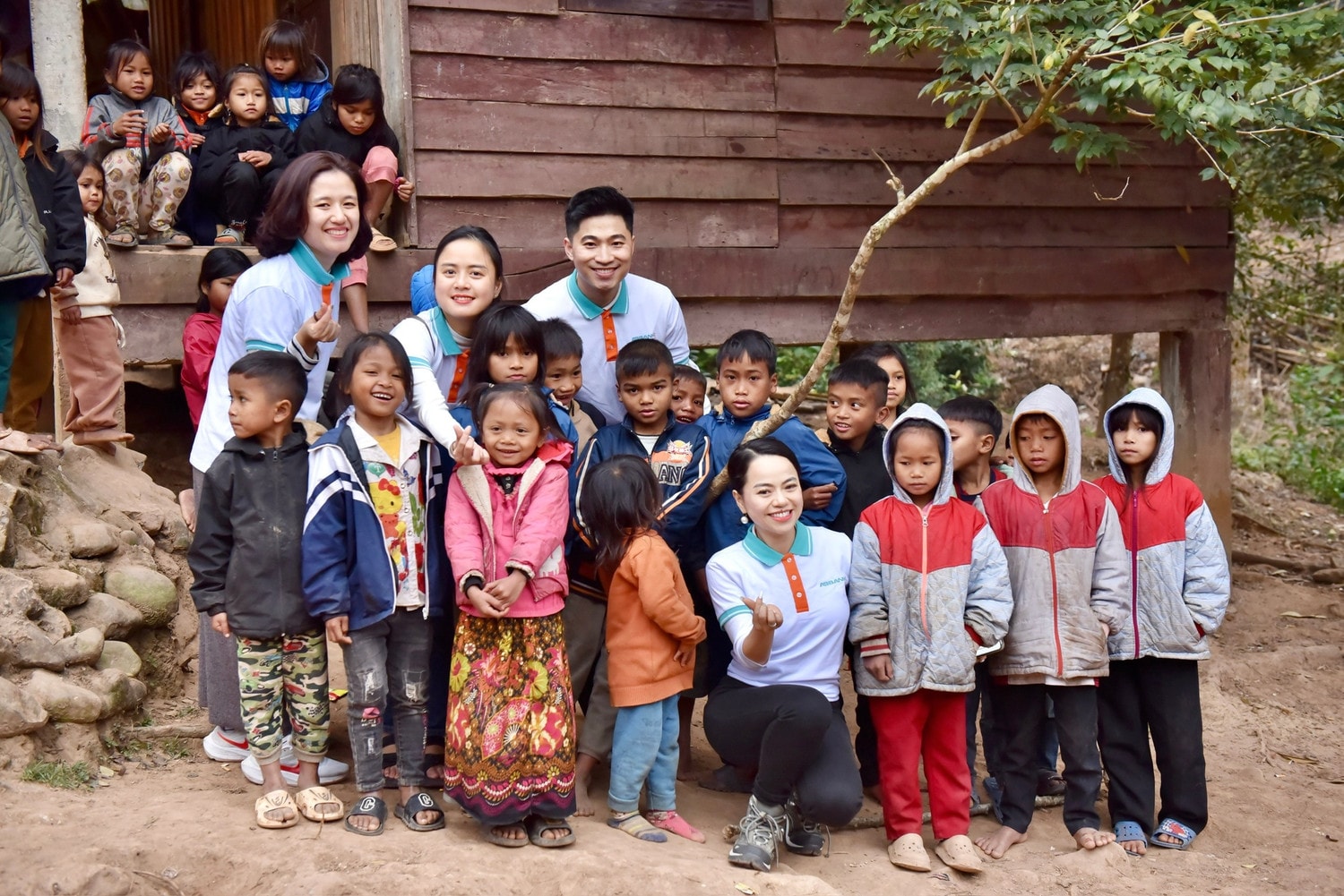 h4-abbank-tich-cuc-dau-tu-vao-giao-duc-dac-biet-la-ho-tro-tre-em-co-hoan-canh-kho-khan-thong-qua-cac-chuong-trinh-hoc-bong-xay-dung-co-so-vat-chat-cac-diem-truong-va-thu-vien.jpg