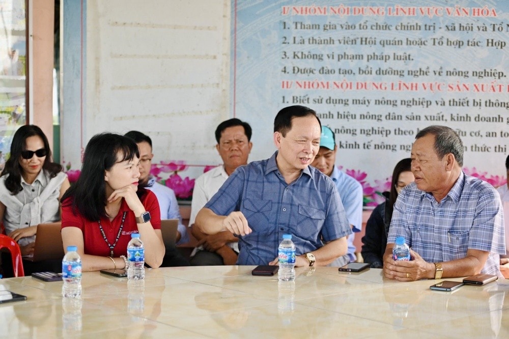 Phó Thống đốc Thường trực Ngân hàng Nhà nước Đào Minh Tú và Phó Tổng Giám đốc Agribank Phùng Thị Bình trao đổi với đại diện Hợp tác xã Thắng Lợi về cơ chế, chính sách của ngành ngân hàng đối với việc tham gia chuỗi liên kết trong sản xuất lúa gạo. Ảnh: Agribank