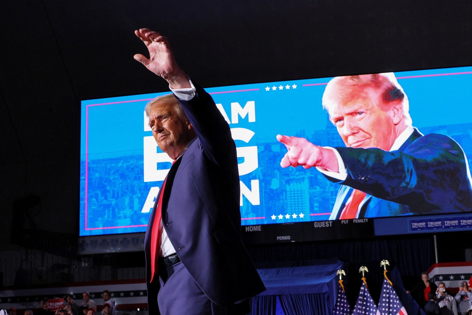 Tổng thống đắc cử Donald Trump trước người ủng hộ hôm 5.11. Ảnh: ABC News