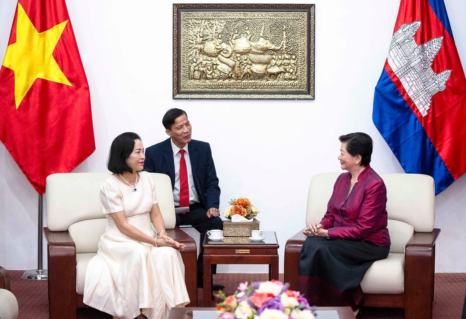 Phó Chủ tịch Quốc hội Nguyễn Thị Thanh và Đại sứ Campuchia tại Việt Nam Chea Kimtha trao đổi nhiều nội dung cụ thể nhằm tăng cường mối quan hệ đoàn kết hữu nghị truyền thống và hợp tác toàn diện Việt Nam - Campuchia