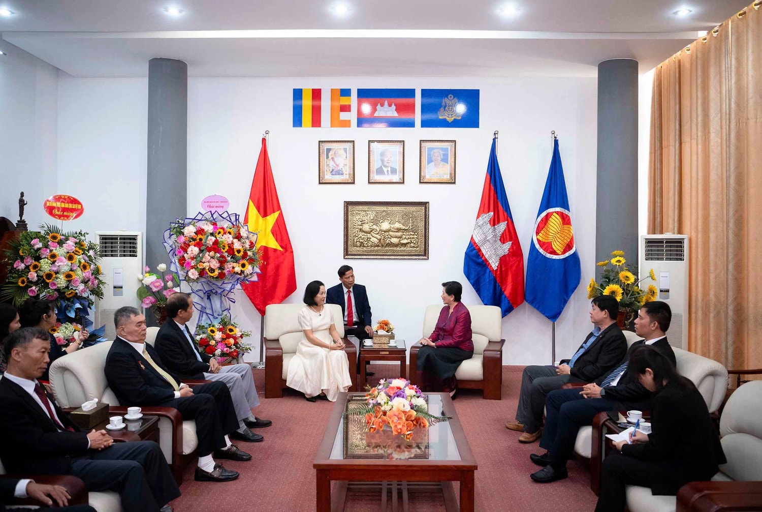 Phó Chủ tịch Quốc hội Nguyễn Thị Thanh thăm, chúc mừng Quốc khánh Campuchia tại Đại sứ quán Campuchia tại Việt Nam