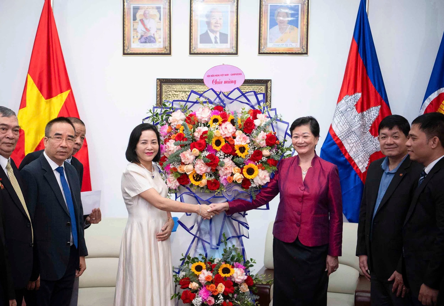 Phó Chủ tịch Quốc hội Nguyễn Thị Thanh chúc mừng 71 năm Quốc khánh Vương quốc Campuchia tại Đại sứ quán Campuchia