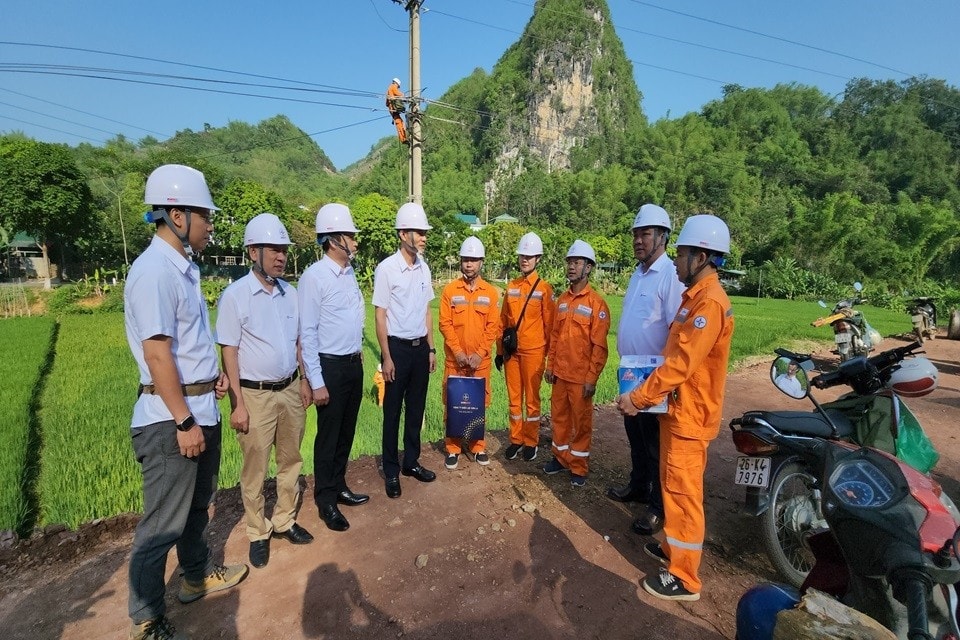 anh-2-pc-son-la-tham-hoi-dong-vien-nguoi-lao-dong-anh-npc.jpg