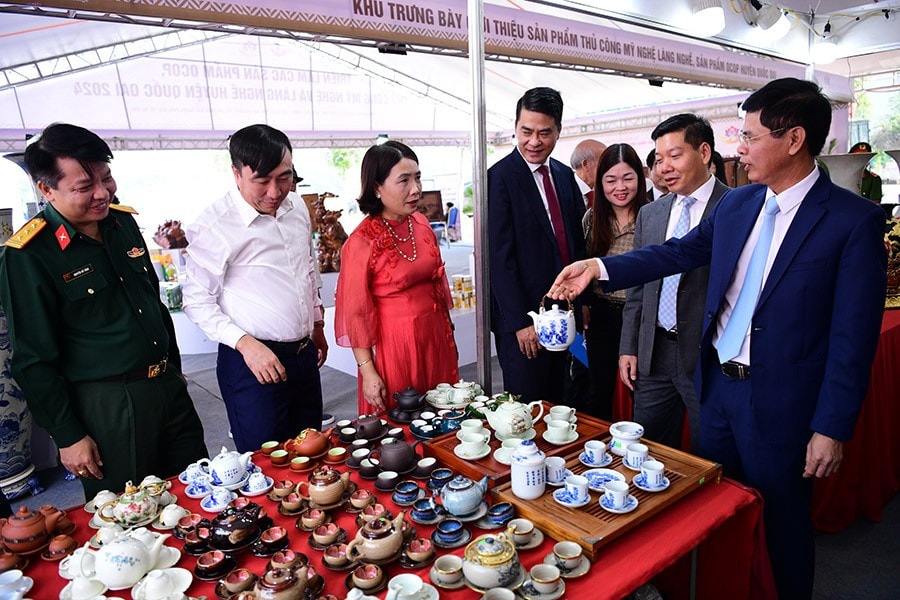 4-cac-dai-bieu-du-trien-lam-tham-quan.jpg