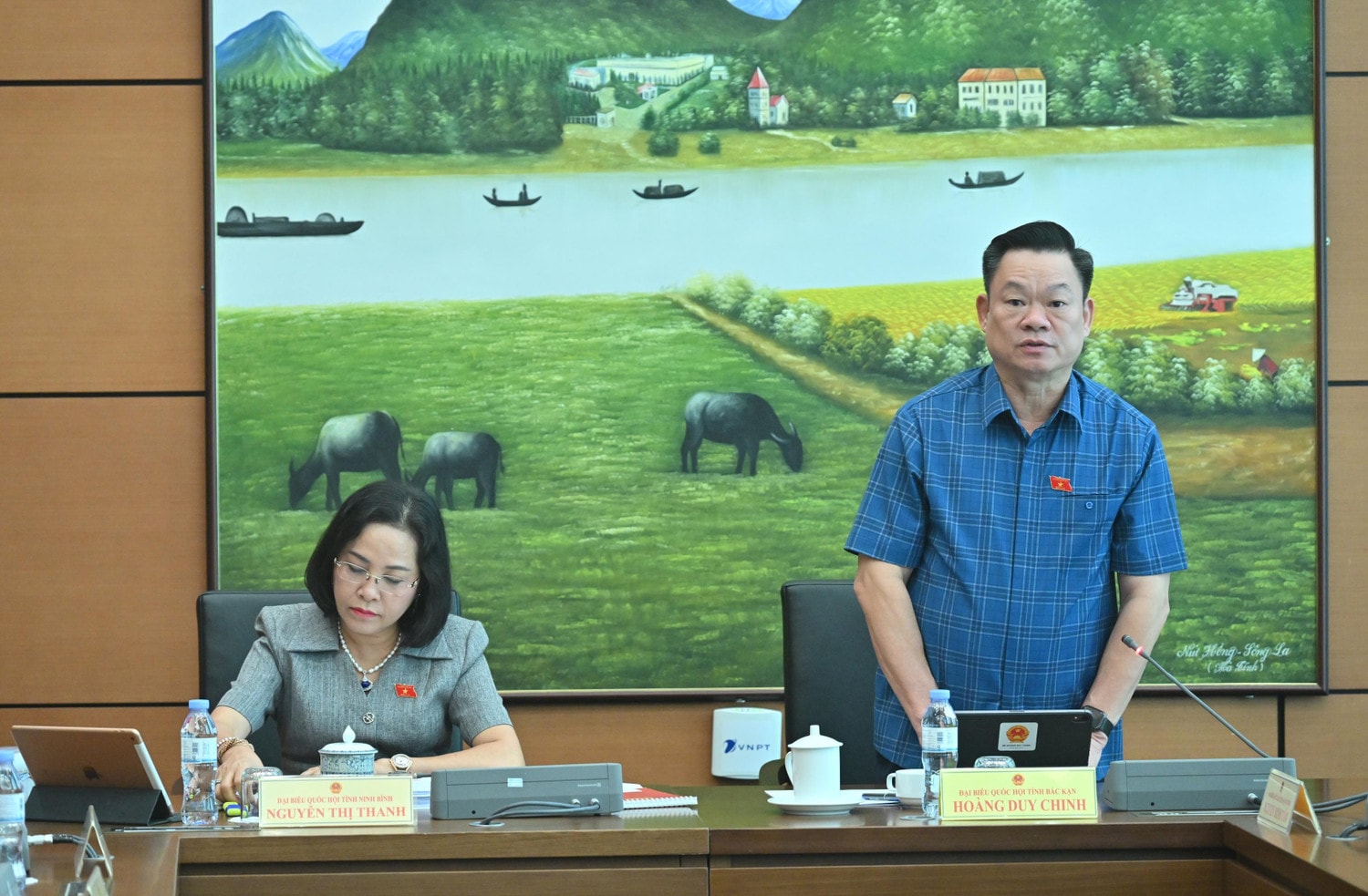 bi-thu-tinh-uy-truong-doan-dbqh-bac-kan-hoang-duy-chinh-dieu-hanh-phien-hop-to-12vqk-0746.jpg