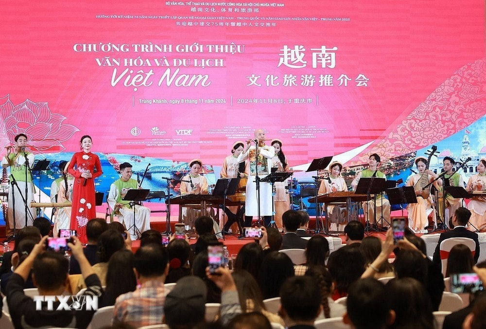 Chương trình nghệ thuật giới thiệu về âm nhạc truyền thống Việt Nam. (Ảnh: Dương Giang/TTXVN)