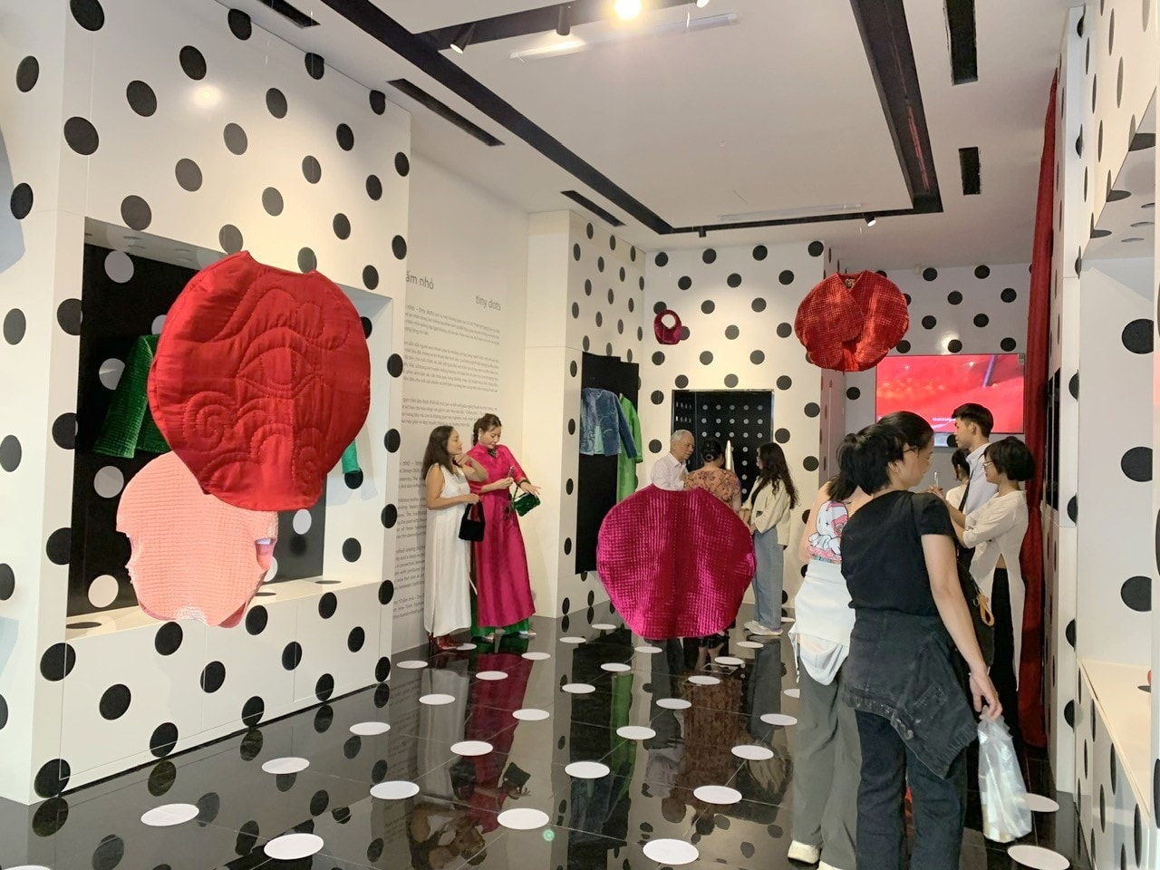 Chấm nhỏ – Tiny Dots không chỉ là nơi trưng bày mà còn là không gian trải nghiệm cho công chúng