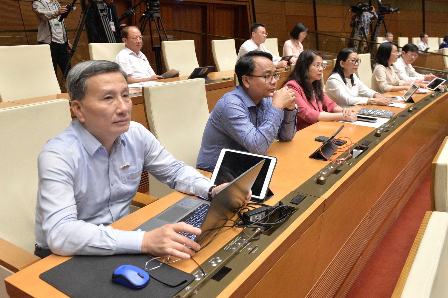 Các đại biểu Quốc hội dự phiên thảo luận về kinh tế - xã hội tại Kỳ họp thứ Tám. Ảnh: Hồ Long