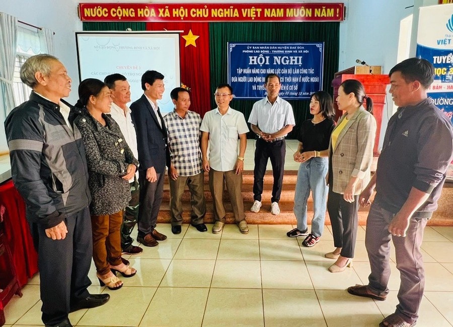 Cán bộ huyện Đak Đoa, Gia Lai trao đổi về phương pháp tuyên truyền, vận động người dân đăng ký đi làm việc ở nước ngoài. Ảnh: D. Yến