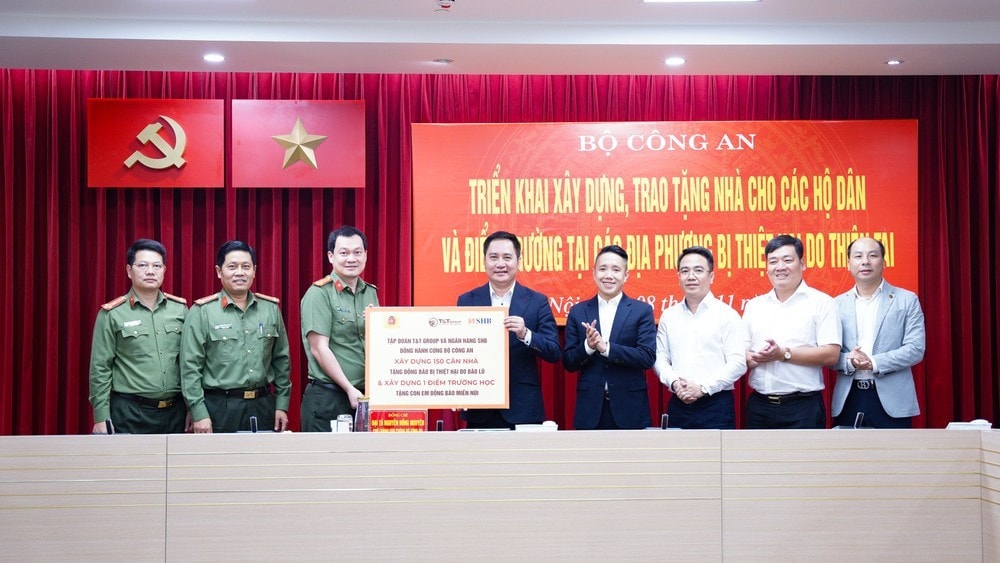 Đại diện Tập đoàn T&T Group và Ngân hàng SHB trao tặng ủng hộ lực lượng CAND xây nhà cho các hộ dân và điểm trường ở các địa phương bị thiệt hại bởi thiên tai