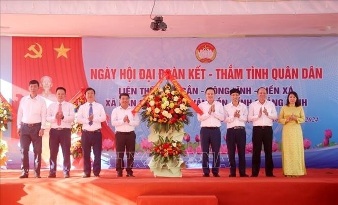 Lãnh đạo huyện Vân Đồn tặng hoa chúc mừng ngày hội. Ảnh: TTXVN