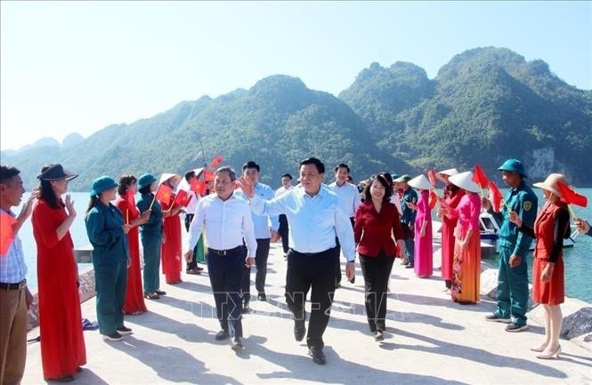 Ủy viên Bộ Chính trị, Giám đốc Học viện chính trị quốc gia Hồ Chí Minh Nguyễn Xuân Thắng cùng đoàn công tác dự Ngày hội Đại đoàn kết toàn dân tộc ở xã Bản Sen. Ảnh: TTXVN