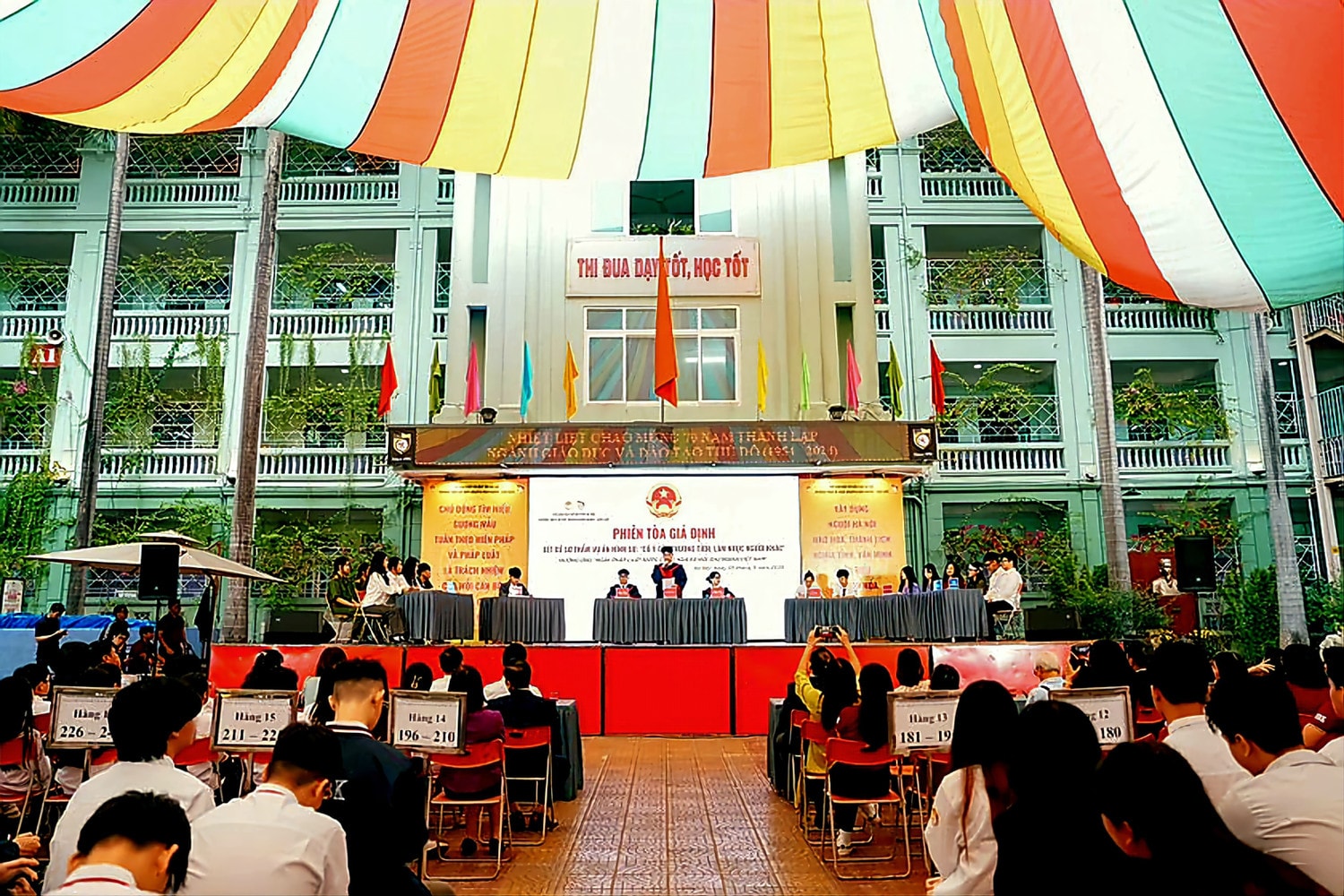 Phiên tòa giả định hưởng ứng ngày Pháp luật Việt Nam tại Trường THPT Thạch Bàn, Long Biên, Hà Nội. Ảnh: Thống Nhất