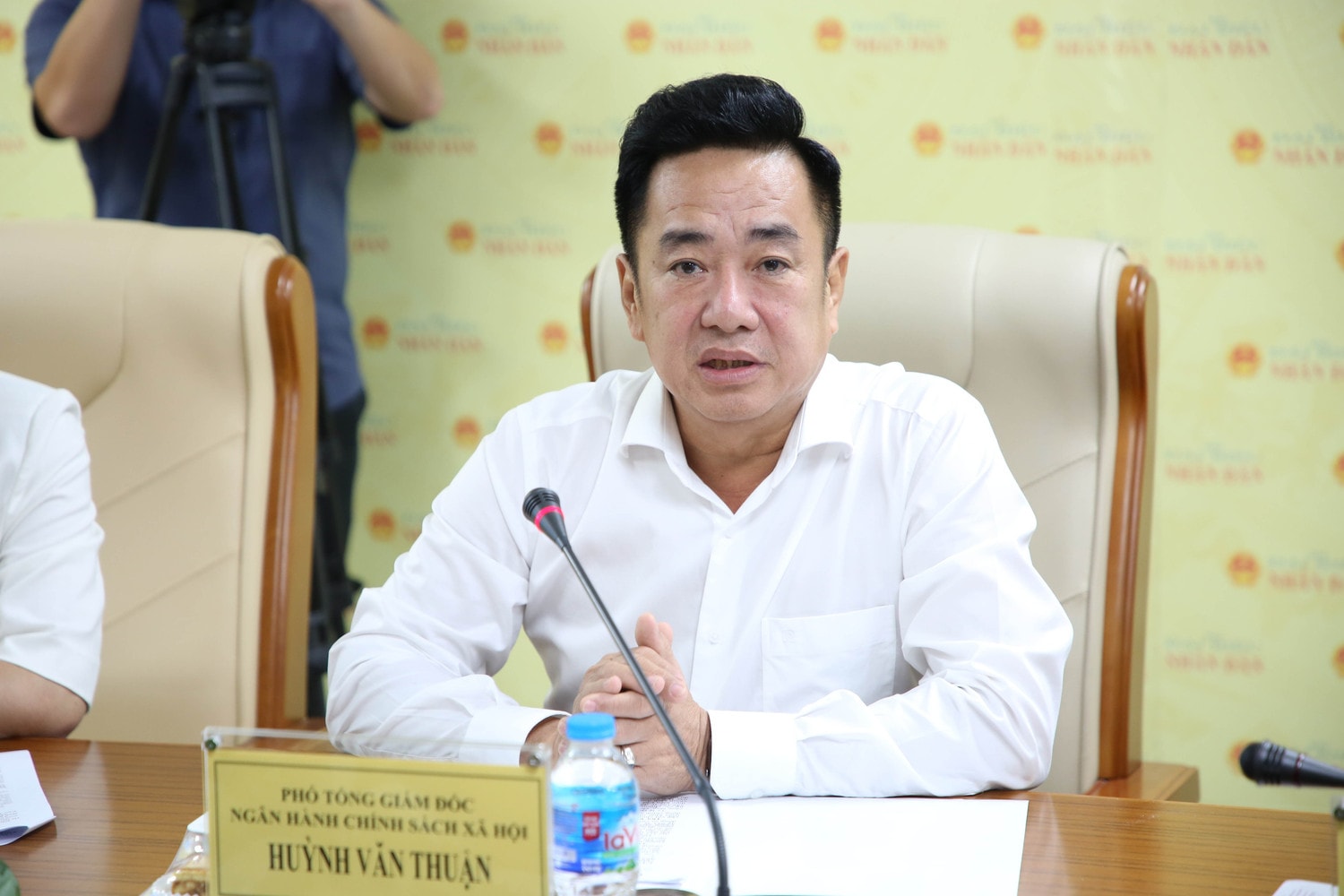 Phó Tổng giám đốc Ngân hàng Chính sách Xã hội Huỳnh Văn Thuận chia sẻ tại tọa đàm. Ảnh: Duy Thông