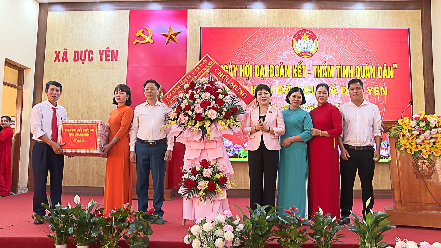 Phó trưởng Đoàn chuyên trách Đoàn ĐBQH tỉnh Nguyễn Thị Thu Hà trao quà tặng