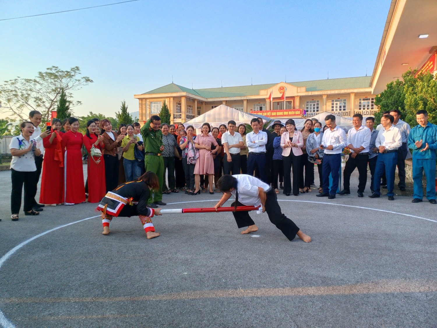 cac-dai-bieu-xem-cac-tro-choi-dan-gian-tai-ngay-hoi.jpg