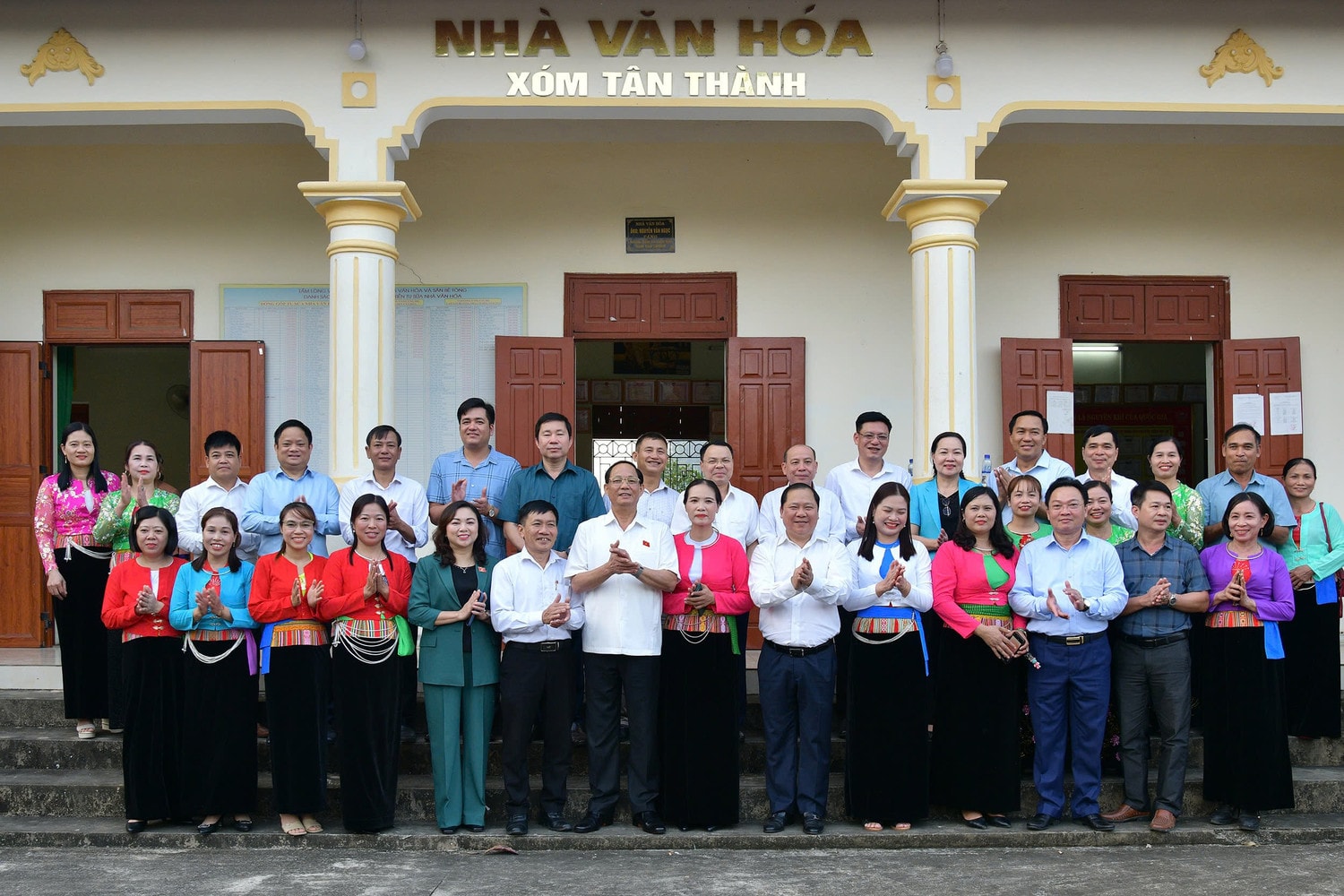 pho-chu-tich-quoc-hoi-thuong-tuong-tran-quang-phuong-chup-hinh-luu-niem-cung-can-bo-va-nhan-dan-xom-tan-thanh-xa-yen-tri-huyen-yen-thuy.jpg