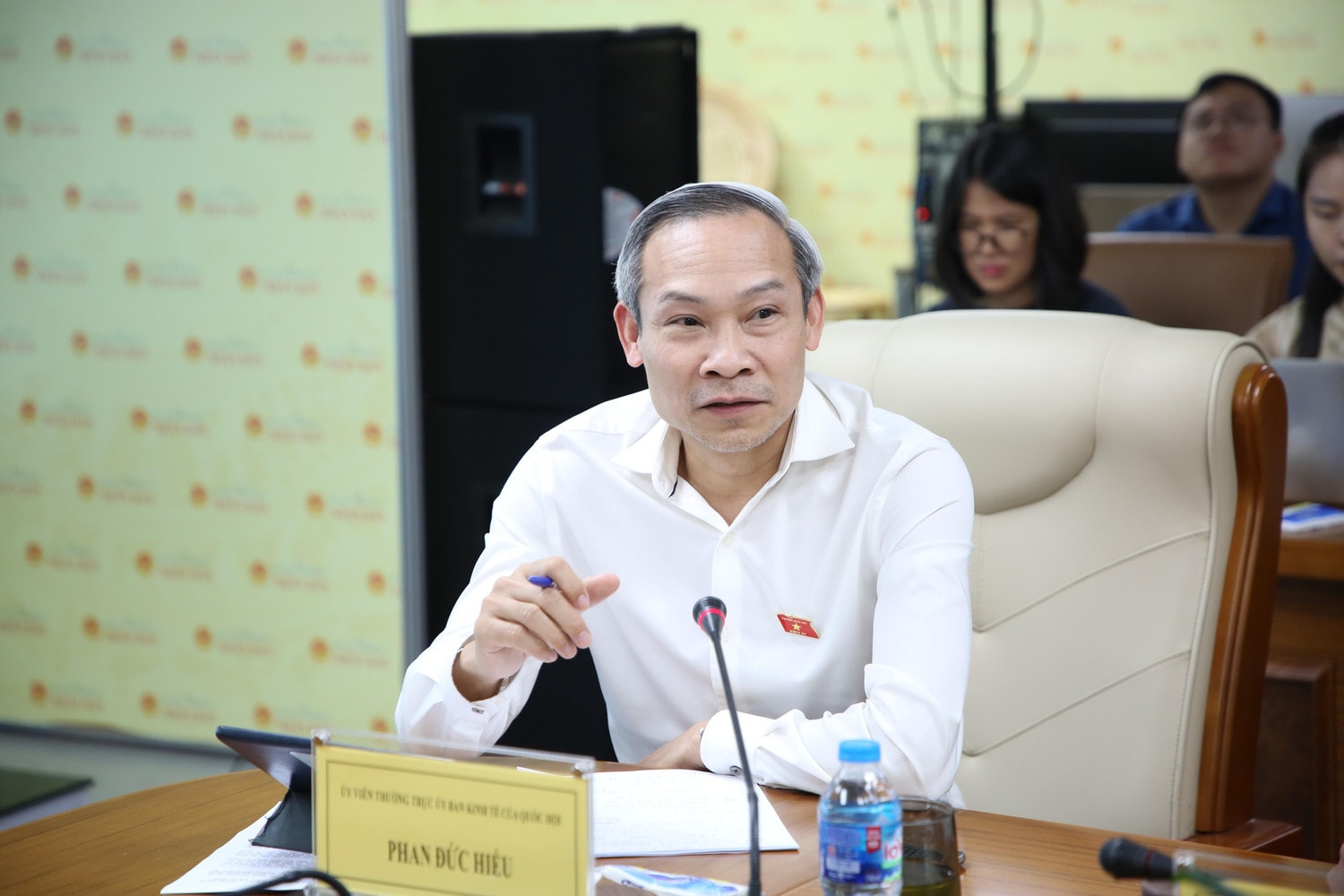 Ủy viên Thường trực Ủy ban Kinh tế Phan Đức Hiếu góp ý cần có yêu cầu phải thực hiện nghiêm các chính sách về bố trí vốn cho Ngân hàng Chính sách Xã hội