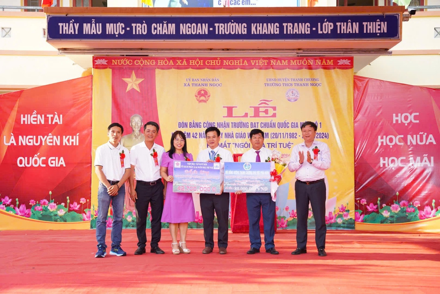 Dịp này, Ngôi nhà Trí tuệ Trường THCS Thanh Ngọc được Hội đồng hương Thanh Chương khu vực phía Nam và Viện Học tập suốt đời trao tặng 80 triệu đồng để xây dựng cơ sở vật chất, thư viện và 426 cuốn sách trị giá 42,7 triệu đồng