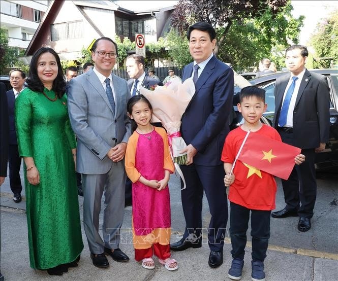 Đại sứ Nguyễn Việt Cường và thiếu nhi Việt Nam tại Chile đón Chủ tịch nước Lương Cường. Ảnh: Lâm Khánh/TTXVN
