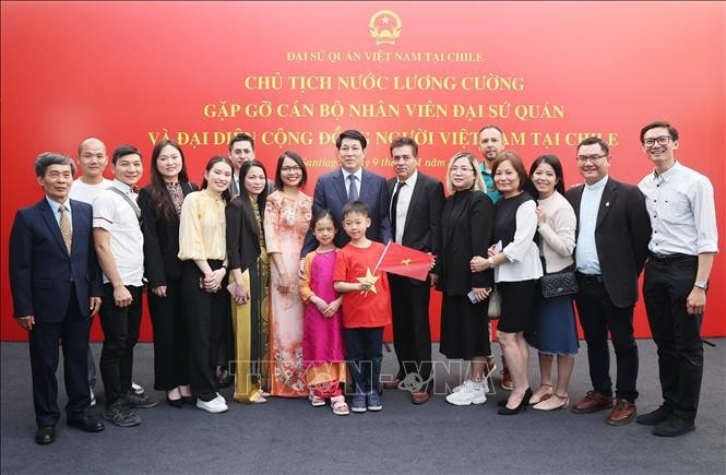 Chủ tịch nước Lương Cường với đại diện cộng đồng người Việt Nam tại Chile. Ảnh: Lâm Khánh/TTXVN
