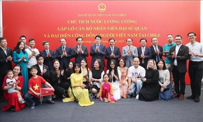 Chủ tịch nước Lương Cường và các đại biểu chụp ảnh chung với cán bộ, nhân viên Đại sứ quán và đại diện cộng đồng người Việt Nam sinh sống, làm việc tại Chile. Ảnh: Lâm Khánh/TTXVN