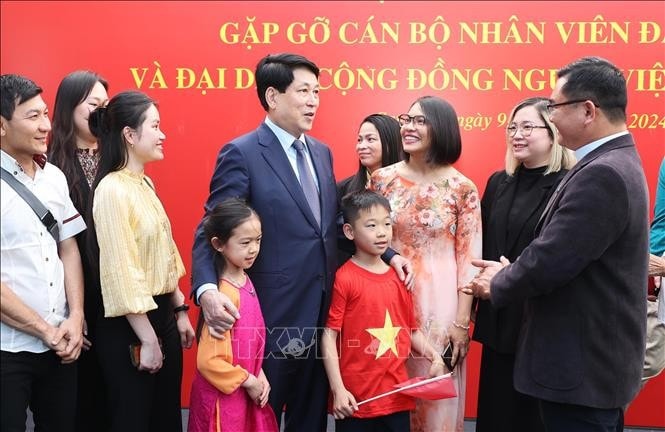 Chủ tịch nước Lương Cường nói chuyện với đại diện cộng đồng người Việt Nam đang sinh sống, làm việc tại Chile. Ảnh: Lâm Khánh/TTXVN