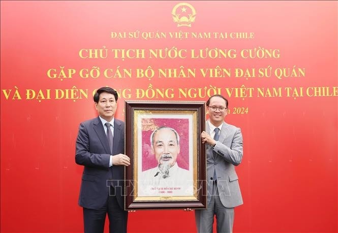 Chủ tịch nước Lương Cường trao chân dung Chủ tịch Hồ Chí Minh tặng Đại sứ quán Việt Nam tại Chile. Ảnh: Lâm Khánh/TTXVN
