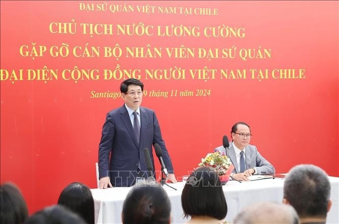 Chủ tịch nước Lương Cường nói chuyện với cán bộ, nhân viên Đại sứ quán và đại diện cộng đồng người Việt Nam sinh sống, làm việc tại Chile. Ảnh: Lâm Khánh/TTXVN