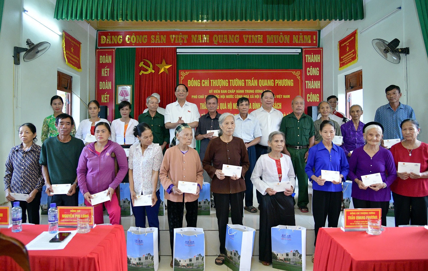 1pho-chu-tich-quoc-hoi-thuong-tuong-tran-quang-phuong-tham-tang-qua-cho-cac-ho-gia-dinh-ngheo-gia-dinh-chinh-sach-tai-xom-tan-thanh-xa-yen-tri-huyen-yen-thuy.jpg