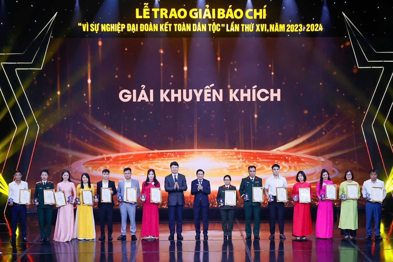 Phó Trưởng Ban Nội chính Trung ương Đặng Văn Dũng và Thứ trưởng Bộ Tư pháp Nguyễn Thanh Tịnh trao Giải khuyến khích cho các tác giả