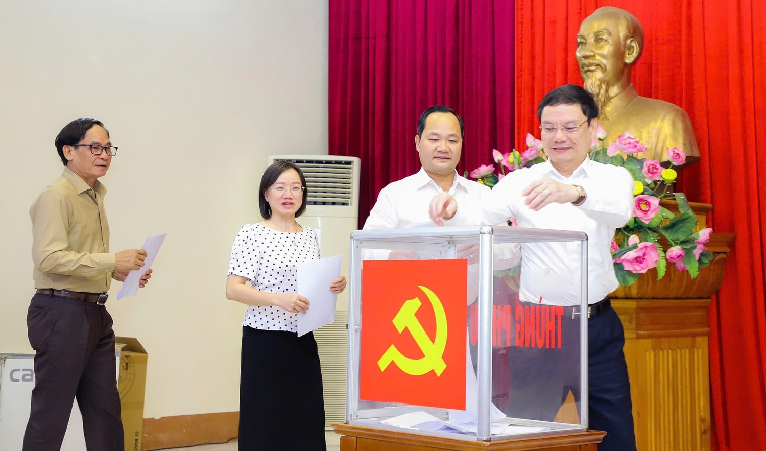 Các đại biểu bỏ phiếu bầu Bí thư Tỉnh ủy Nghệ An, nhiệm kỳ 2020 - 2025. Ảnh: K.O