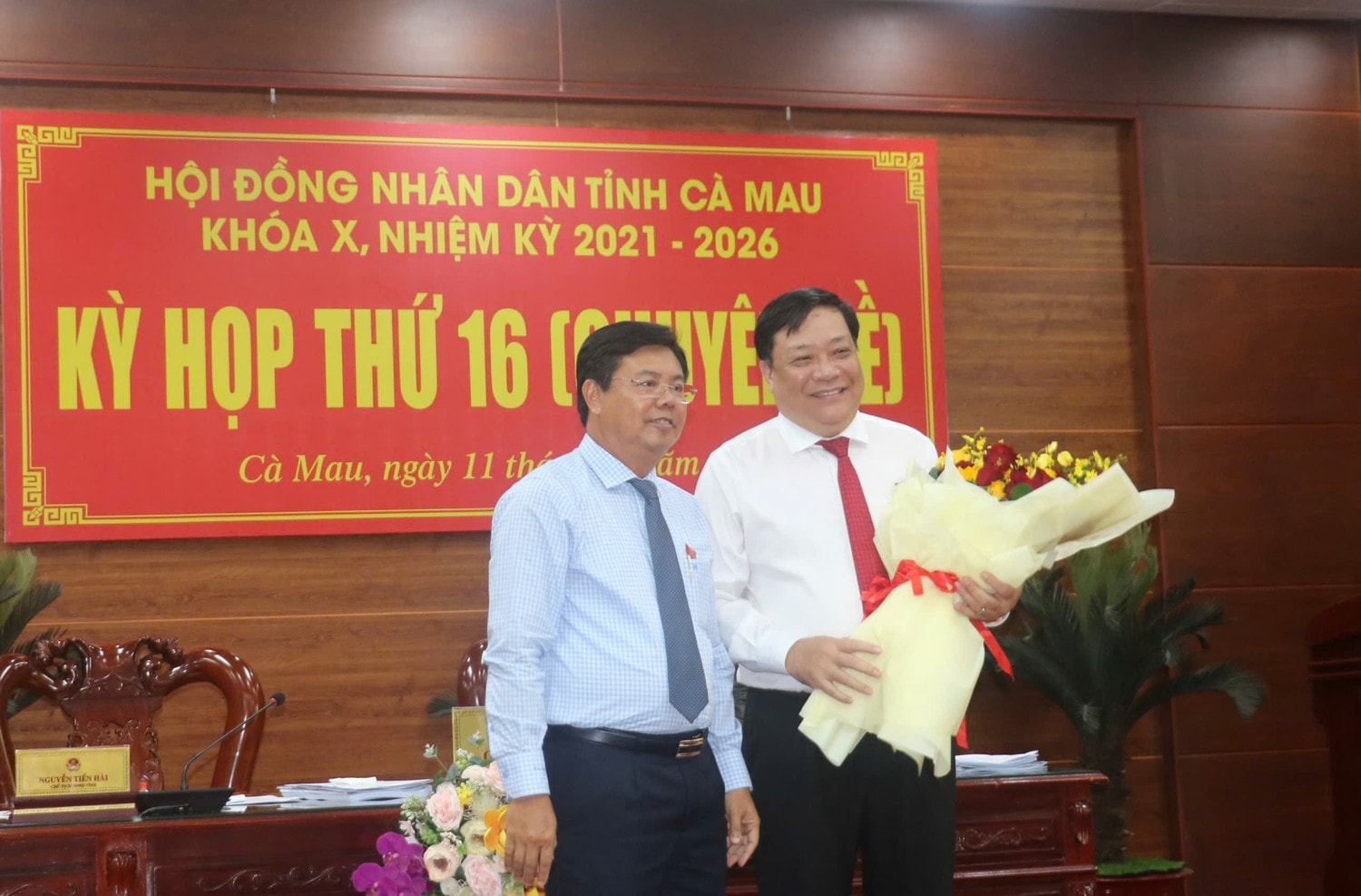 Bí thư Tỉnh ủy, Chủ tịch HĐND tỉnh Cà Mau Nguyễn Tiến Hải (áo xanh) chúc mừng tân Chủ tịch UBND tỉnh Cà Mau Phạm Thành Ngại