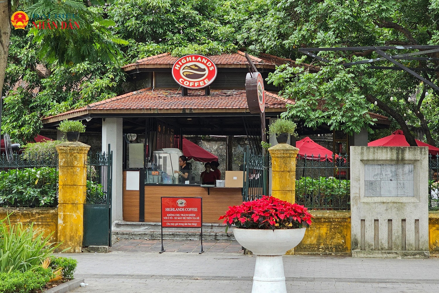 Cửa hàng cà phê này không có bãi gửi xe, khách hàng có nhu cầu gửi xe thì có biển hướng dẫn gửi xe trong sân bảo tàng