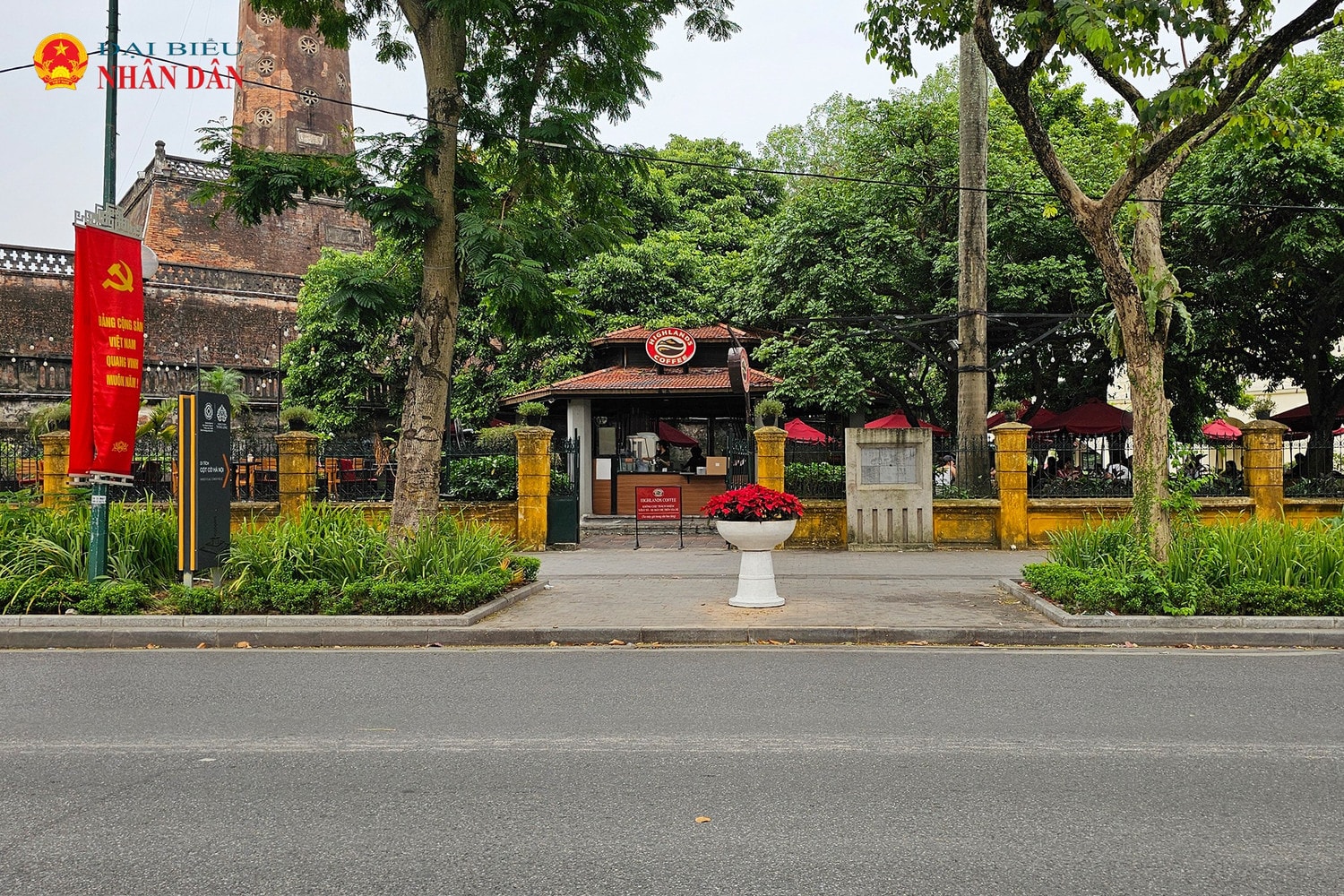 Một cửa hàng Highlands Coffee nằm trong khuôn viên Bảo tàng lịch sử quân sự, dưới chân cột cờ Hà Nội cũng đã hoạt động được một thời gian dài