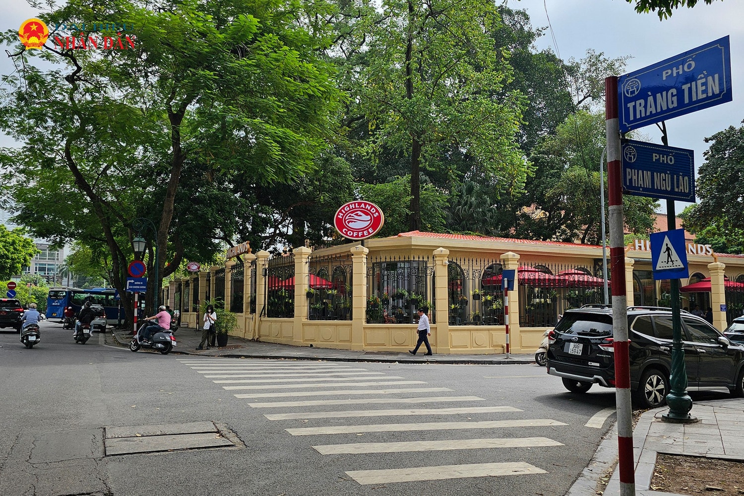 Một cửa hàng Highlands Coffee thuê mặt bằng tại Bảo tàng Lịch sử Quốc gia (số 1 Tràng Tiền, quận Hoàn Kiếm) cũng có vị trí rất đẹp, nằm ngay góc ngã ba Tràng Tiền - Phạm Ngũ Lão
