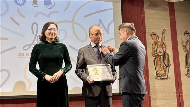 UEVF President Nguyen Phan Bao Thuy presents insignias to Vietnamese Ambassador to France Dinh Toan Thang and Ambassador Nguyen Thi Van Anh (Photo: VNA) UEVF President Nguyen Phan Bao Thuy presents insignias to Vietnamese Ambassador to France Dinh Toan Thang and Ambassador Nguyen Thi Van Anh (Photo: VNA)