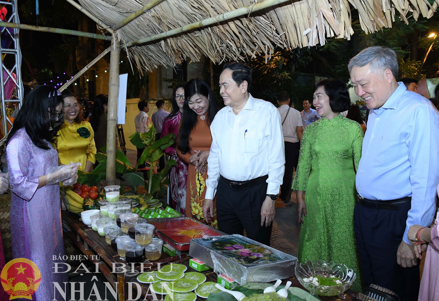 Chủ tịch Quốc hội Trần Thanh Mẫn và các đại biểu tham quan các gian hàng trưng bày tại Ngày hội. Ảnh: Lâm Hiển