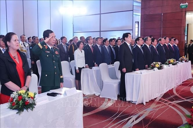 Chủ tịch nước Lương Cường và các đại biểu thực hiện nghi thức chào cờ. Ảnh: Lâm Khánh/TTXVN