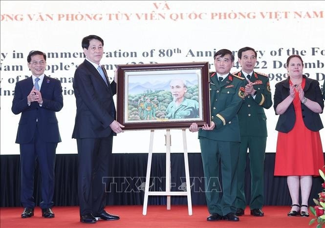 Chủ tịch nước Lương Cường trao chân dung Chủ tịch Hồ Chí Minh tặng Cơ quan Tuỳ viên Quốc phòng Việt Nam tại Chile. Ảnh: Lâm Khánh/TTXVN